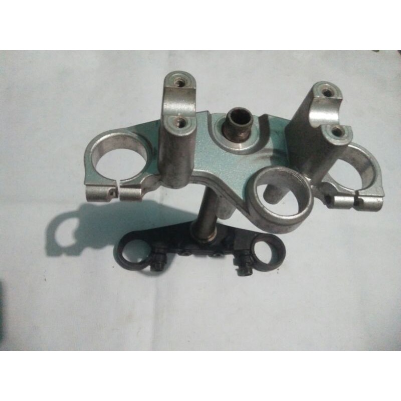 Segitiga T atas dan bawah Yamaha Byson original