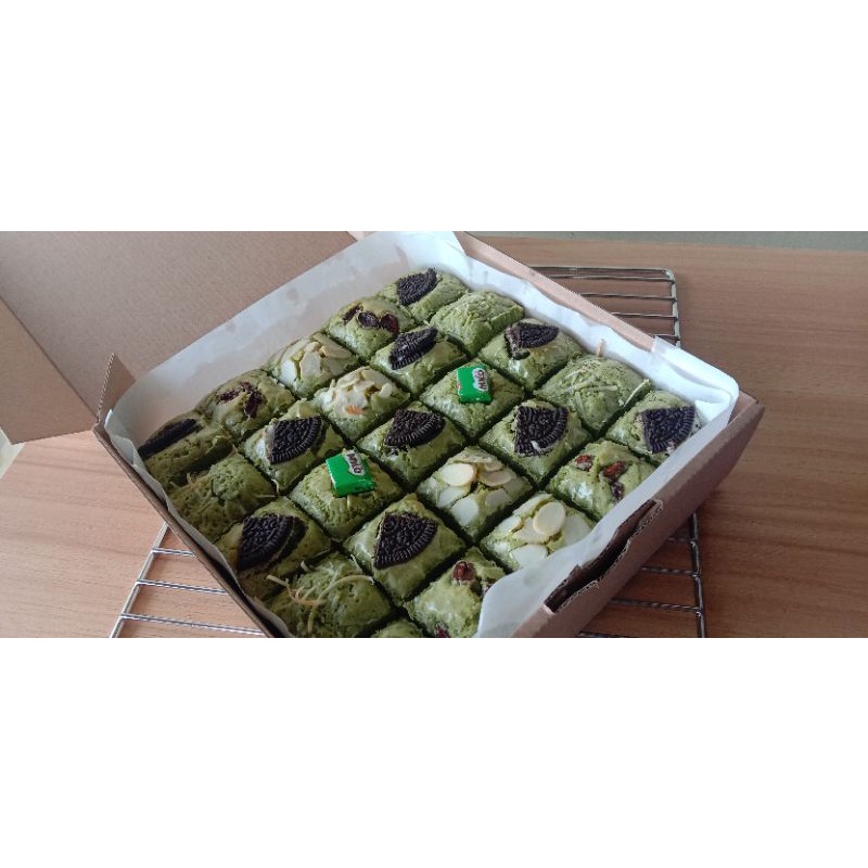 

GREENTEA FUDGY BROWNIES SHINY CRUST | BROWNIS SEKAT | BROWNIS PREMIUM | HAMPERS KEKINIAN