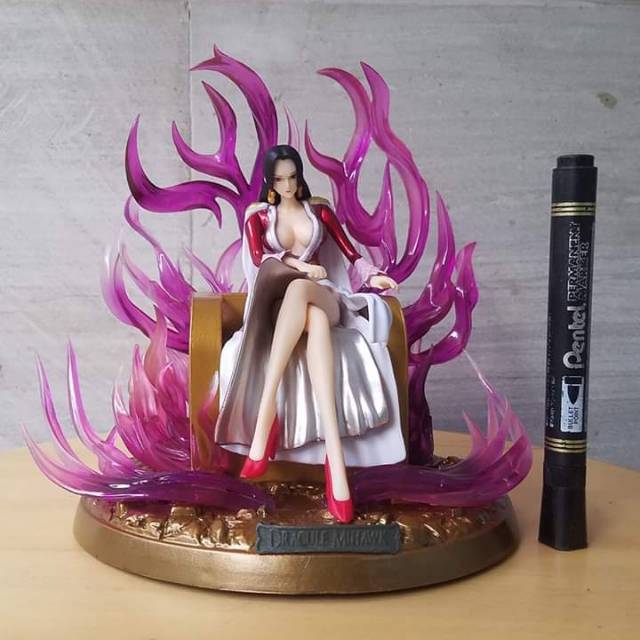mainan action figure boa hancock duduk one piece statue detail tinggi
