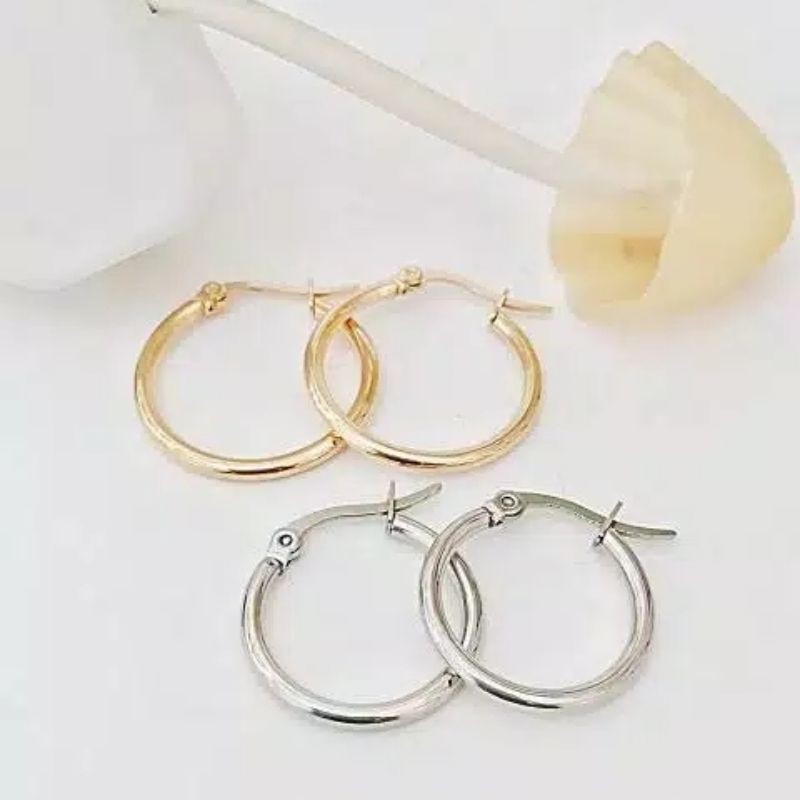 Anting Model Bulat Titanium Wanita