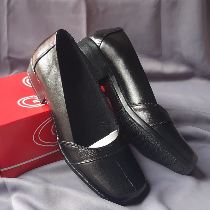 Sepatu pantofel wanita/Sepatu hak tahu/Sepatu Paskibra/Sepatu standar santri dan guru Pondok Darusal