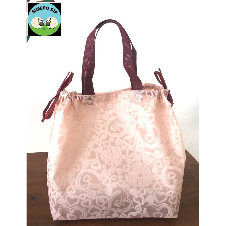 

GOODIEBAG SPUNBOND EMBOS SERUT - TAS HAJATAN SERUT DUS NASI / BOX NASI/ THINWALL/ KOTAK KUE 22X22