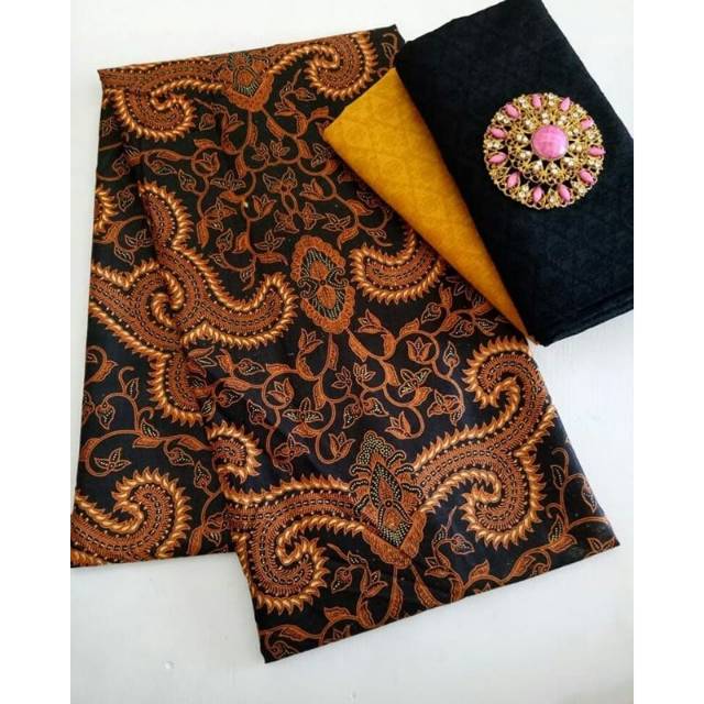 Kain batik dan embos setelan kebaya motif ukir