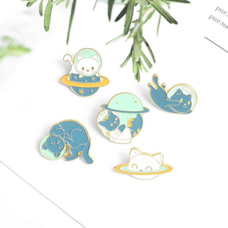 Bros Pin Enamel Bentuk Kartun Kucing Planet Astronot Untuk Hadiah Teman