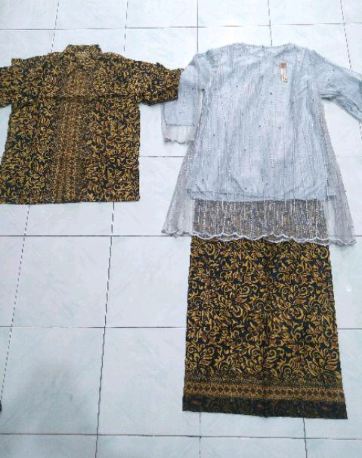 Set Batik Couple Keluarga Fitria Kebaya Brukat Tile Mutiara Rok Duyung [ada Anak]