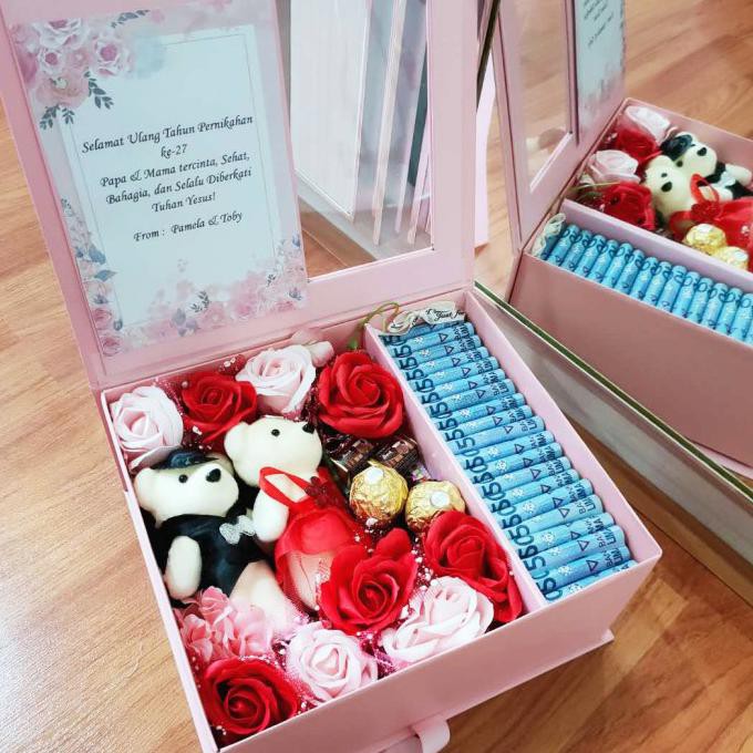 

Hampers Anniversary - Exclusive Gift Box - Money Box 1Juta 1020 Mimistore340