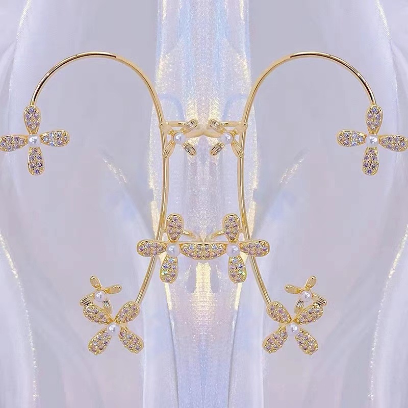 YEEZII Anting Klip Tanpa Tindik Desain Bunga Warna Emas / Silver Untuk Wanita