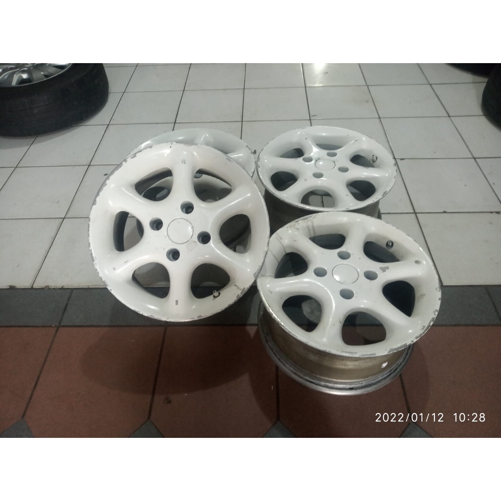 velg mobil bekas bekas murah ring 15x5,5 lubang baut 4x100 warna putih cocok di agya calya sigra sir