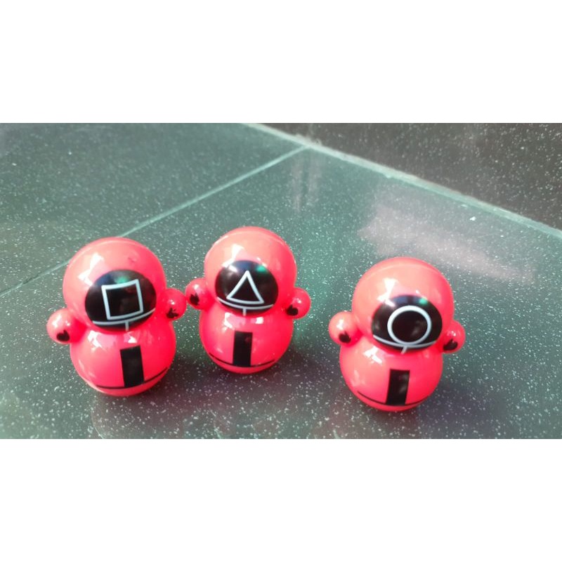 hokkiterus21⭐⭐⭐⭐⭐ BONEKA GOYANG SQUID GAME tumbler squid game mainan anak squid game toys B006-Merah bulat