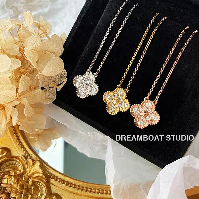 Clover Kalung Rantai Emas 18K Bahan Titanium Steel Tahan Air Dan Lembab Untuk Wanita