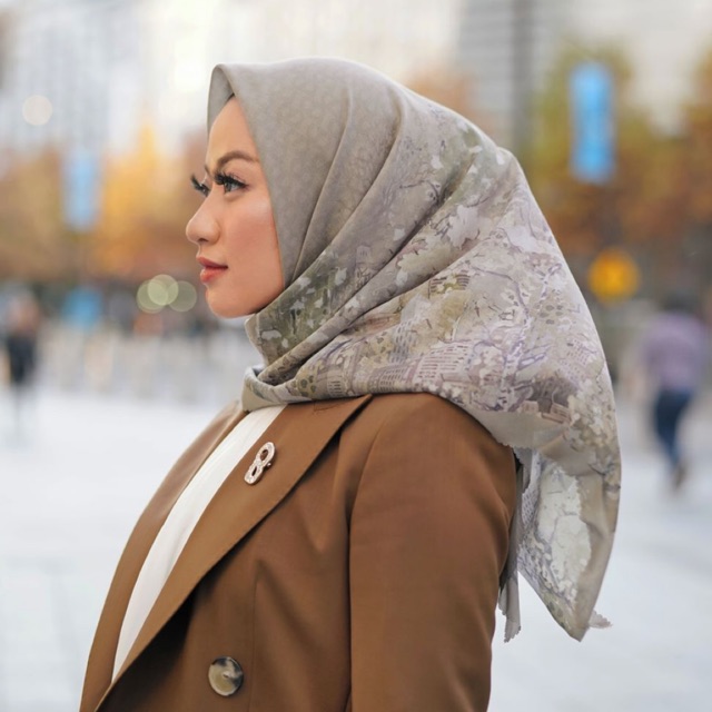 READY New York Reborn Soho Buttonscarves