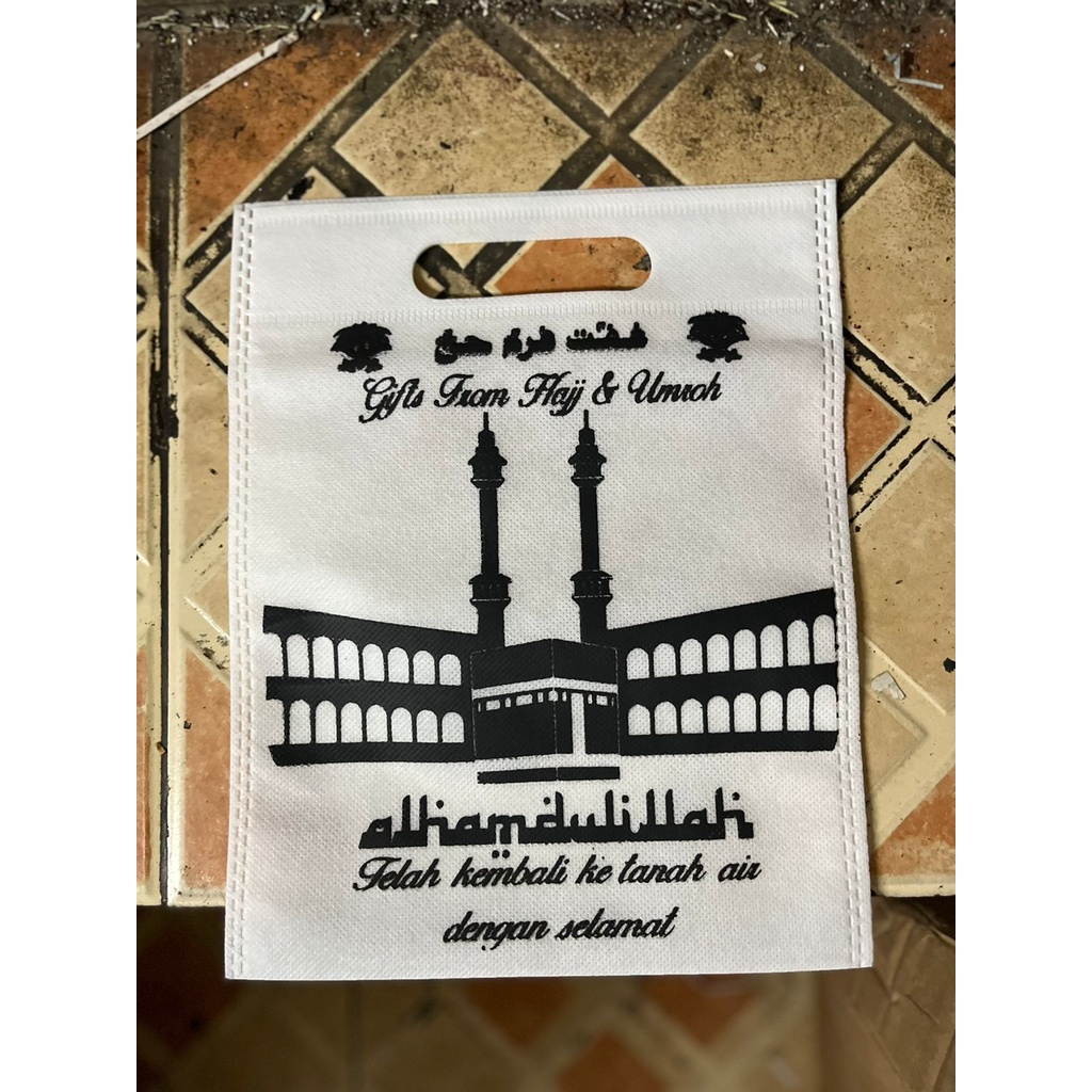 

GOODIE BAG / TAS KAIN / SPUNBOND OLEH OLEH HAJI UMROH UKURAN 20 X 26