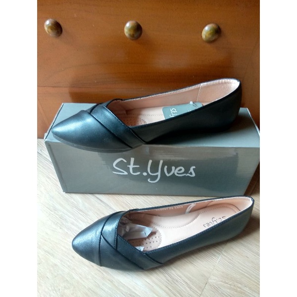 St. Yves Flatshoes Hitam