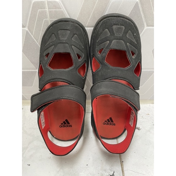 Sepatu sandal Adidas