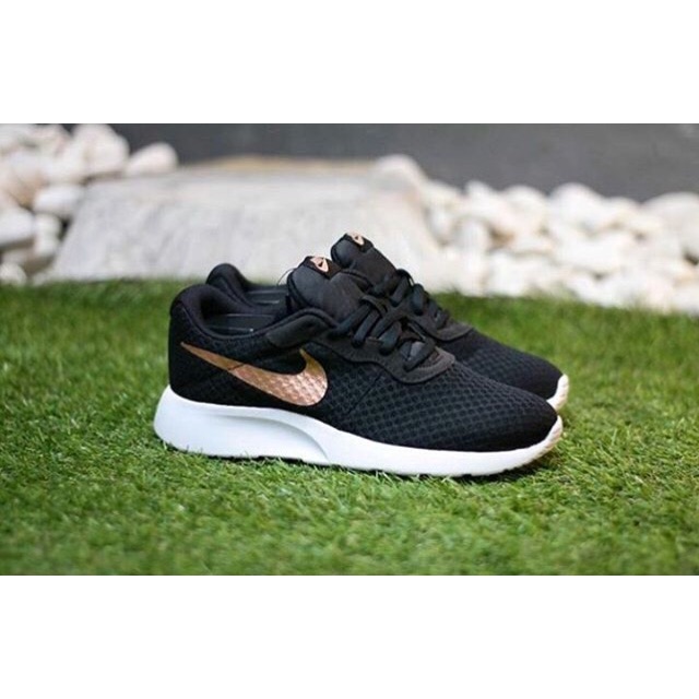 Nike Tanjun Black Gold