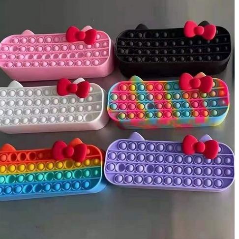 

[KODE PRODUK HN8A04067] Tasgue - Kotak Pensil Pop it Pita Ribbon Tempat Pensil Pop it murah