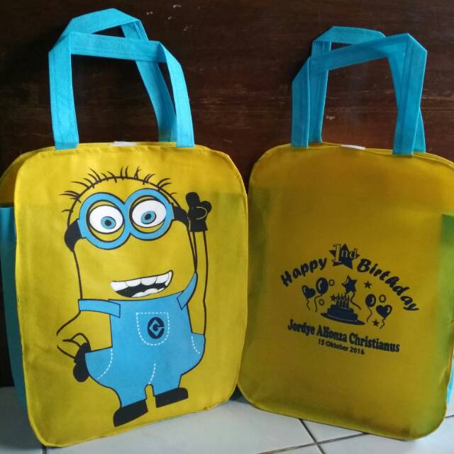 

Tas souvenir ultah anak model tenteng minion+sablon