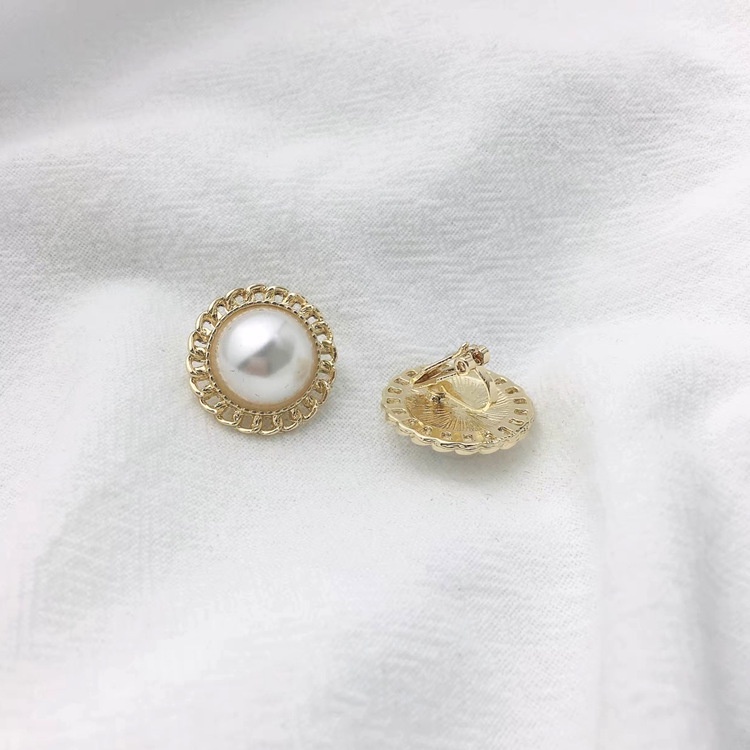 Anting Klip Lapis Emas Bentuk Bunga Aksen Mutiara Gaya Vintage Untuk Wanita