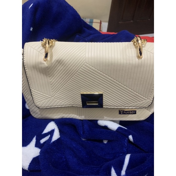 tas branded original brand playboy, baru dipake sekali dan minus di bagian pengait agak terkelupas