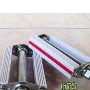 Pedal Sepeda onthel - pedal putih strip merah unik