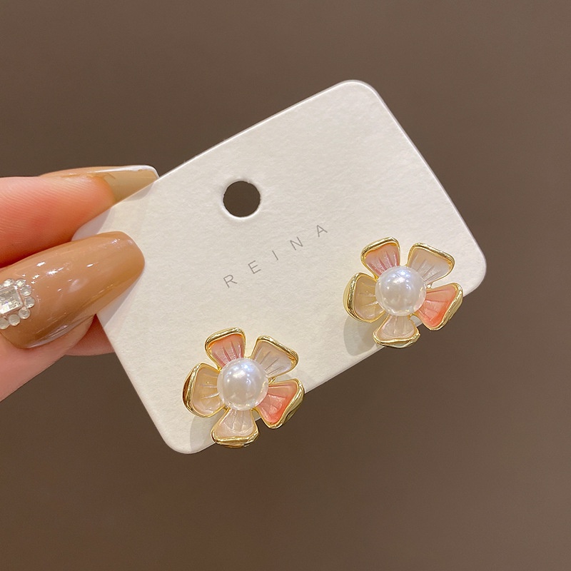 Anting Stud Bentuk Bunga Tiga Dimensi Aksen Mutiara Gaya Vintage Korea