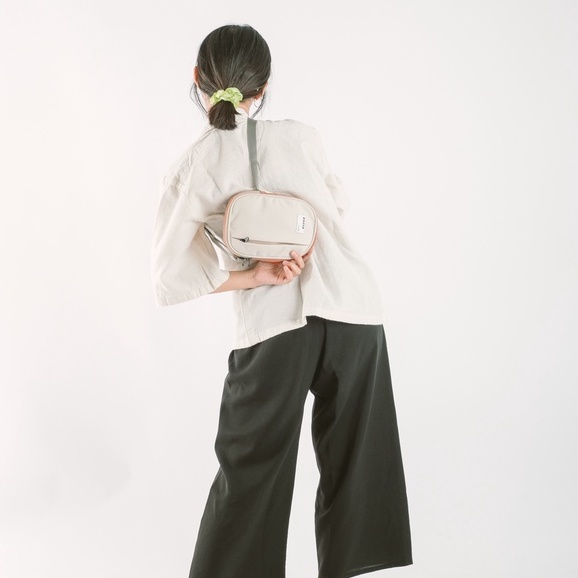 Evroa Poppy Sling Bag - Oliester Brownie