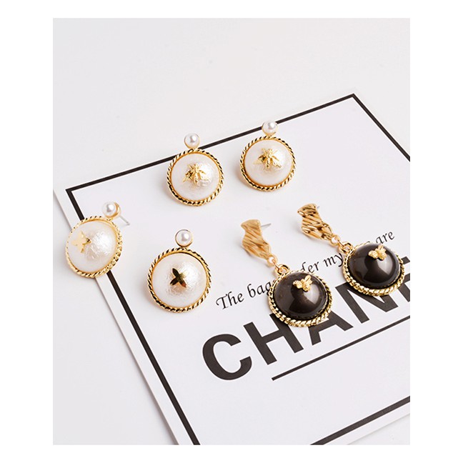 LRC Anting Tusuk Fashion White Alloy Pearl Earrings D65470