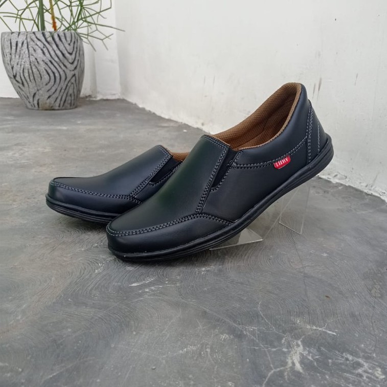 SEPATU SLIP ON PRIA CASUAL