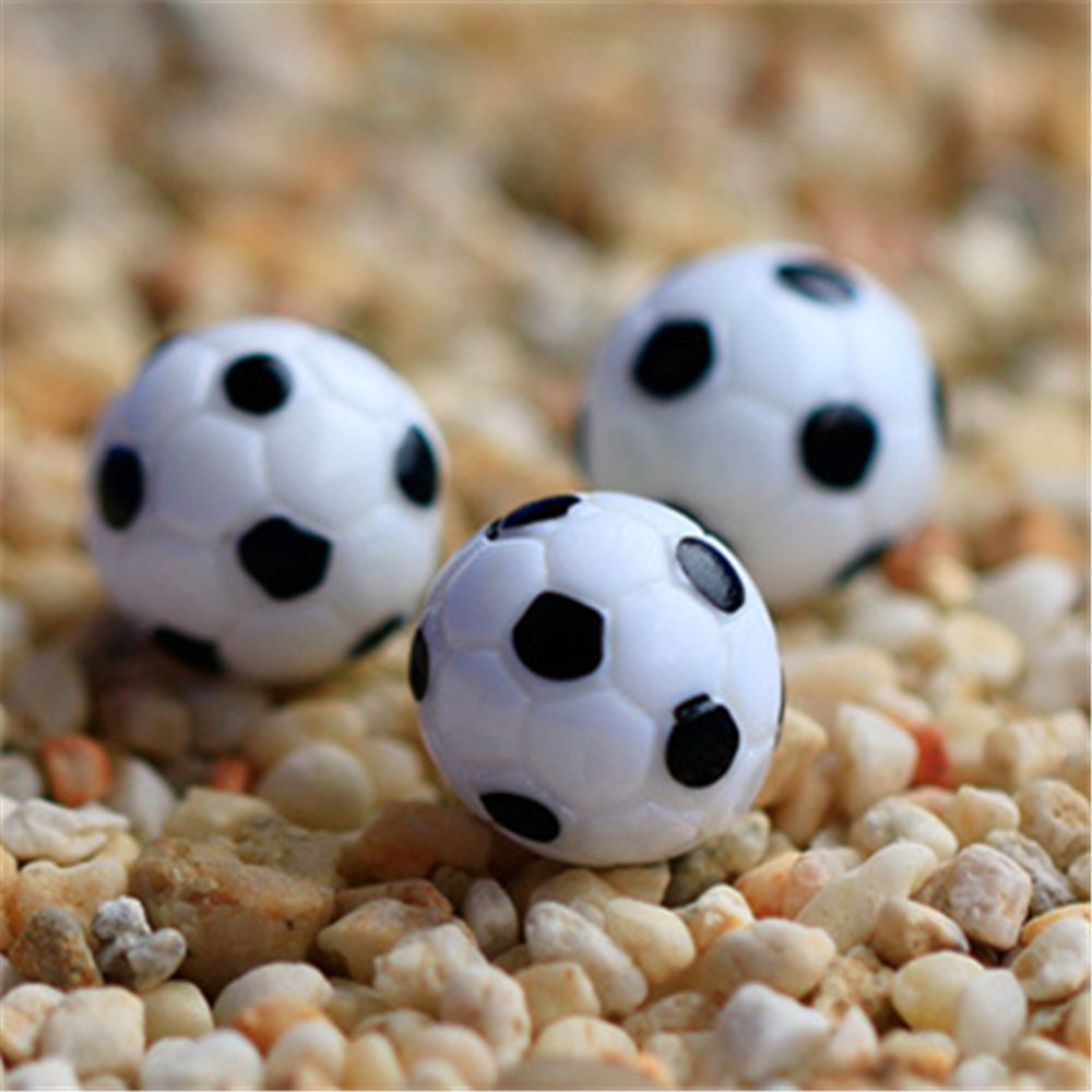 4pcs / Set Mainan Miniatur Bola Sepak Bahan Resin Untuk Dekorasi / Kerajinan Tangan