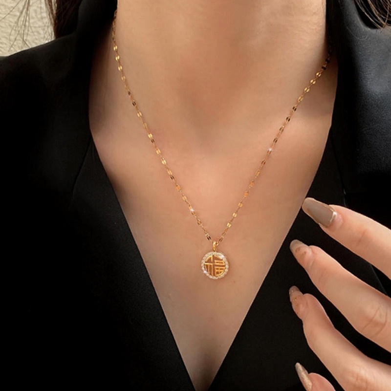 Kalung Titanium Wanita Lucky Karakter China 'Fu' Anti Karat Emas 18k Berlian Perhiasan Titanium Asli