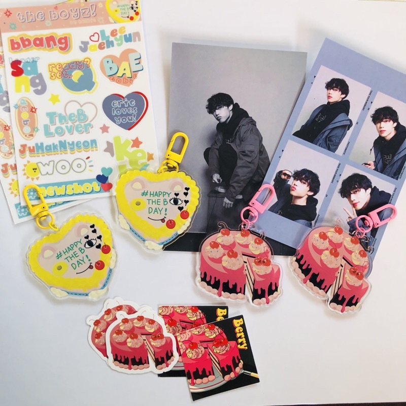 THE BOYZ TheB Cake &amp; Sunwoo Berry Cake Keyring - kulkit.id