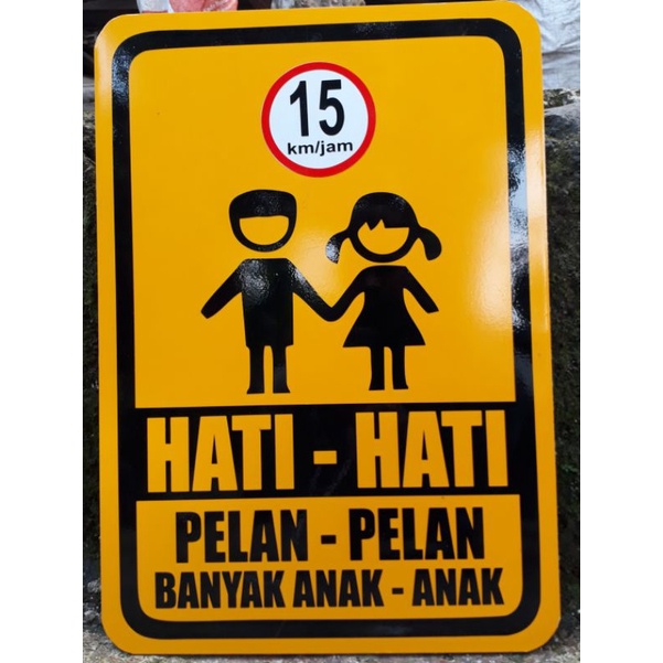 Rambu peringatan &quot;hati hati banyak anak anak