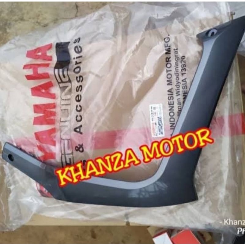 Mole side cover 2 body bawah samping kanan X-Ride 125cc BY8-WN warna abu-abu original ygp
