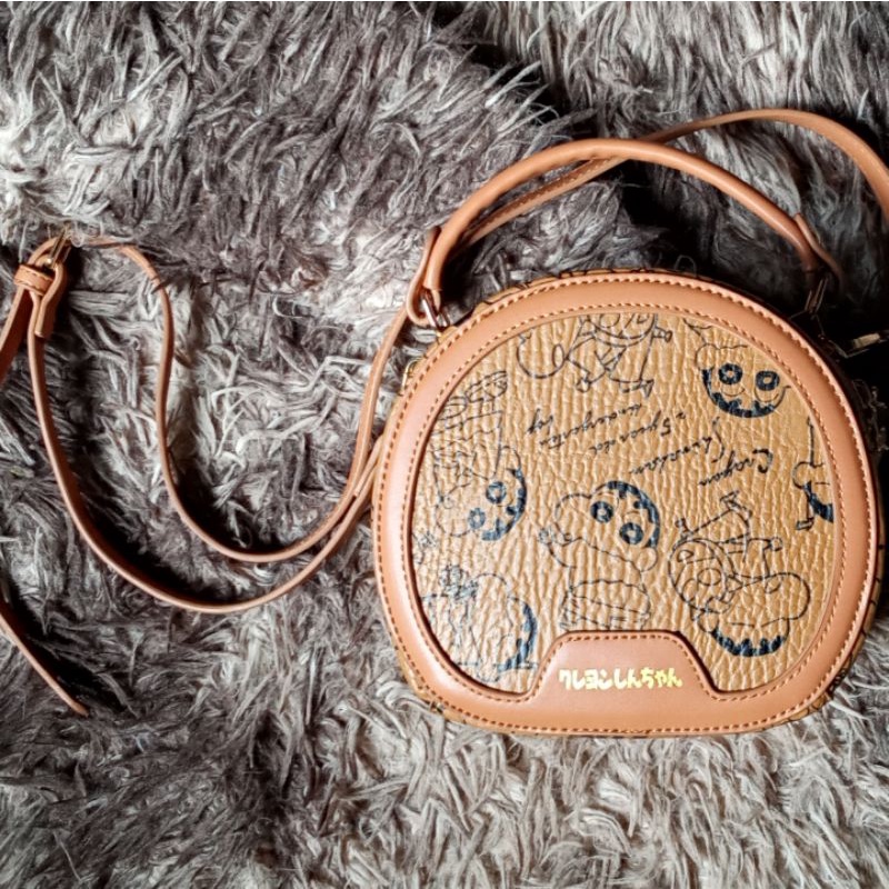 CRAYON SHINCHAN APPLE SLING BAG - PRELOVED TAS SLEMPANG