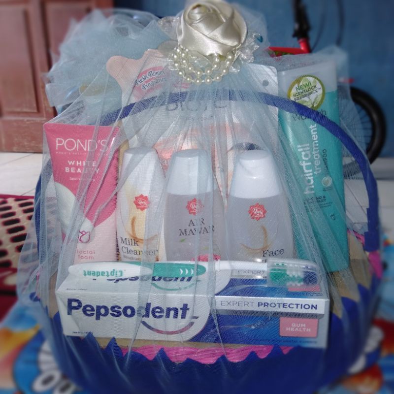 sudah dibungkus 2set parsel pernikahan kosmetik dan peralatan mandi parsel hantaran seserahan wardah