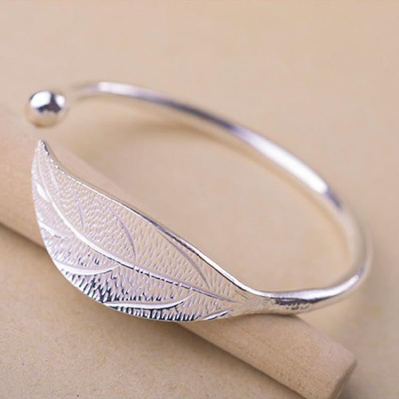 Gelang Bangle Open Desain Daun Warna Silver Untuk Wanita