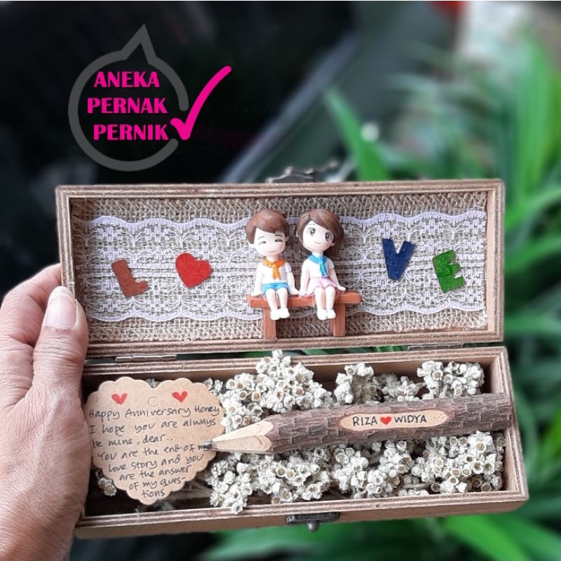 

Kado Unik Couple Kotak Pensil Bonus Pulpen dan Bunga