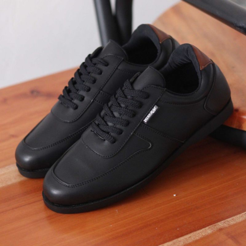 Cosenza Sepatu Casual Pria Sneakers Kasual Polos Ori Pria Cowok kulit faux Kuliah Kerja