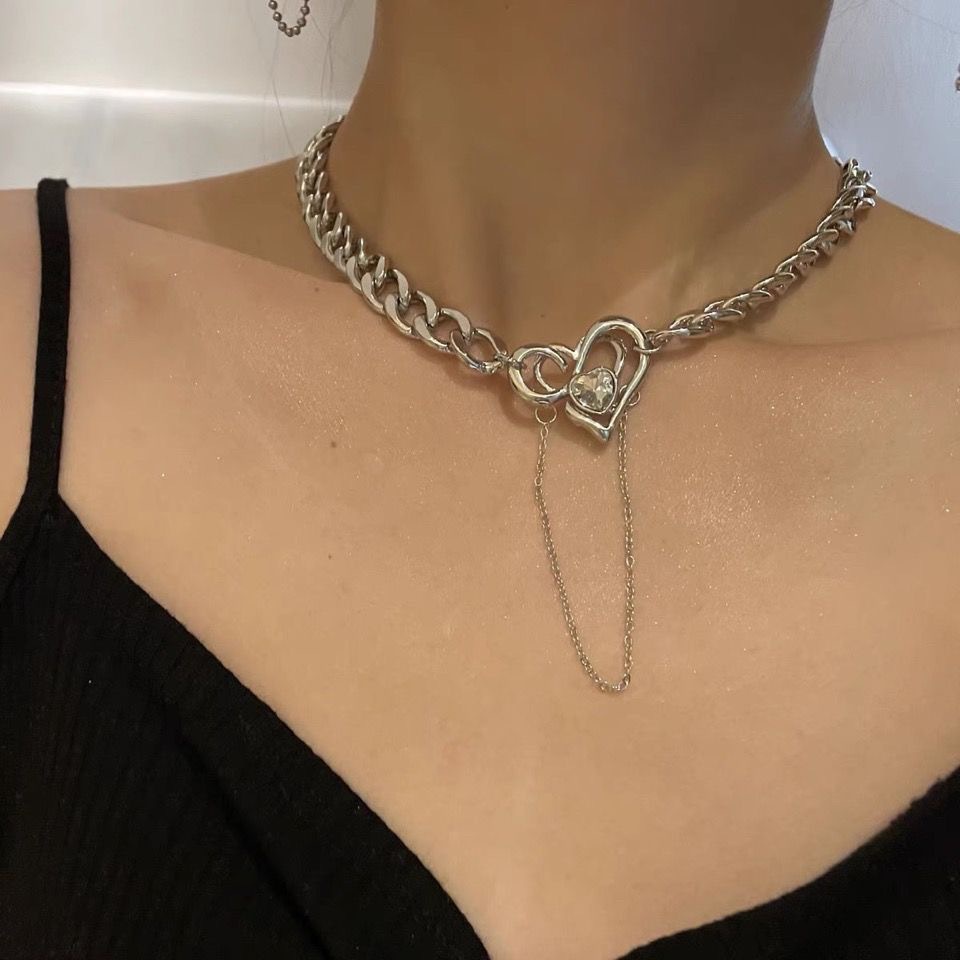 Kalung Rantai Pendek Liontin Hati Hollow Bahan Metal Gaya Punk Untuk Wanita