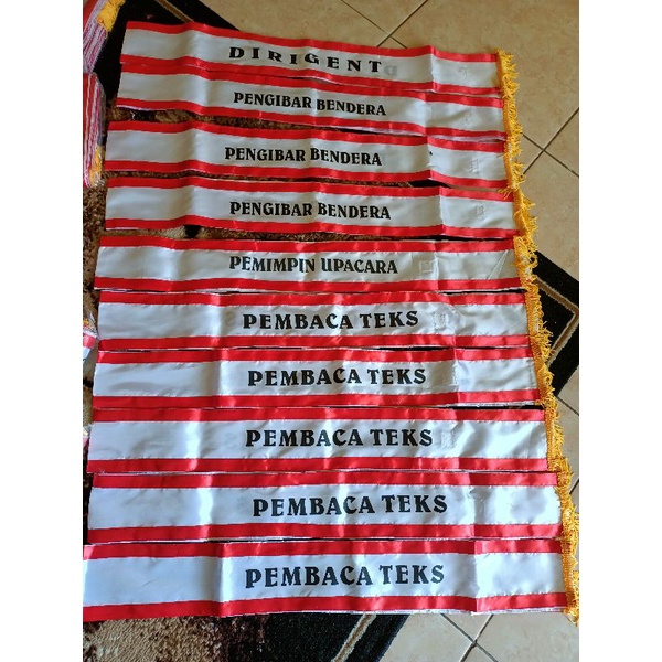 Slempang upacara lengkap pambaca teks 5, pengibar bendera 3, dirigent 1, pemimpin upacara 1 (slempang isi 10)