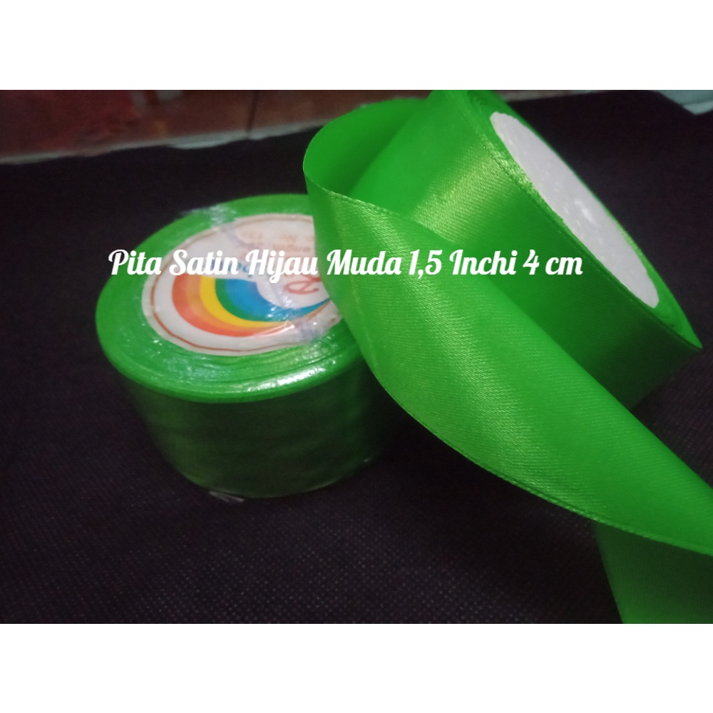 

Pita Satin / Pita Kado Hijau Apel Ukuran 1,5 Inchi / 4 cm Per Roll