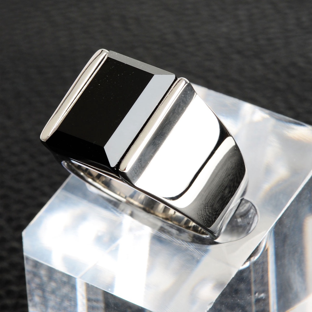 Cincin Silver Titanium Steel Hias Batu Permata Kristal Hitam Gaya Punk Untuk Pria