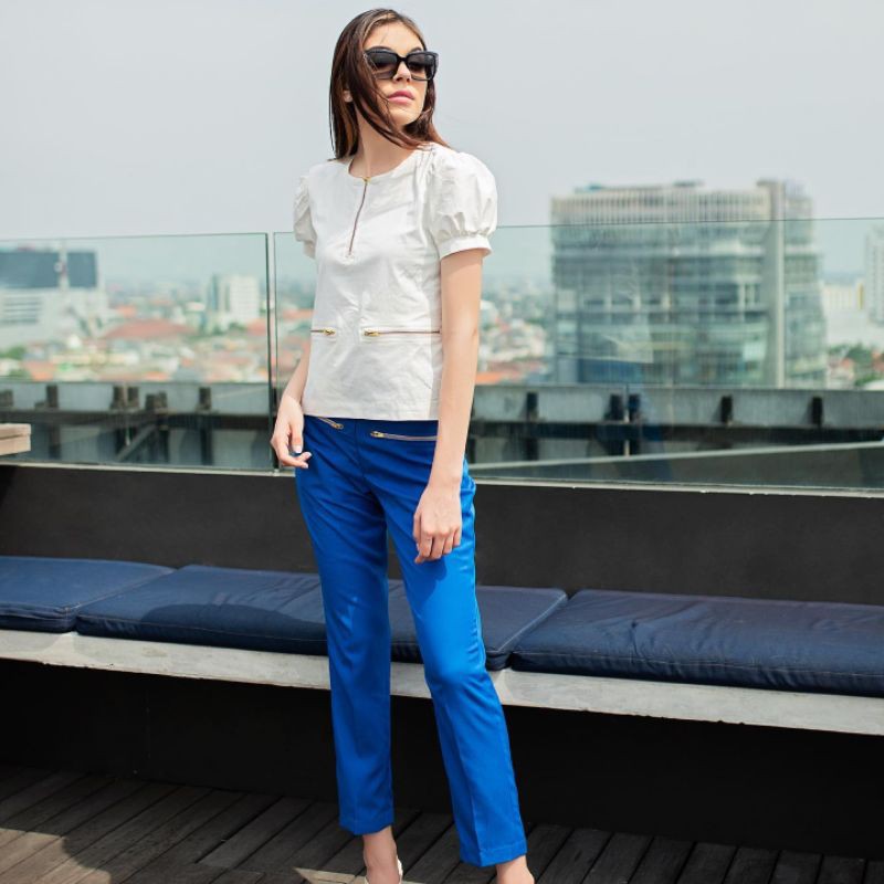 

Blouse with Zipper and Tailored Pants