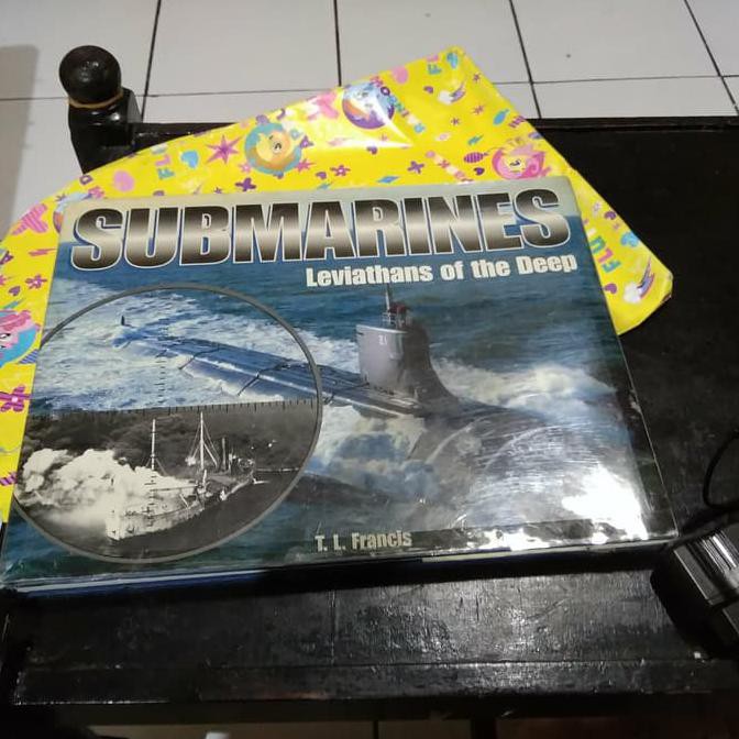 Buku Enklopedia "Submarine Leviathans Of The Deep"