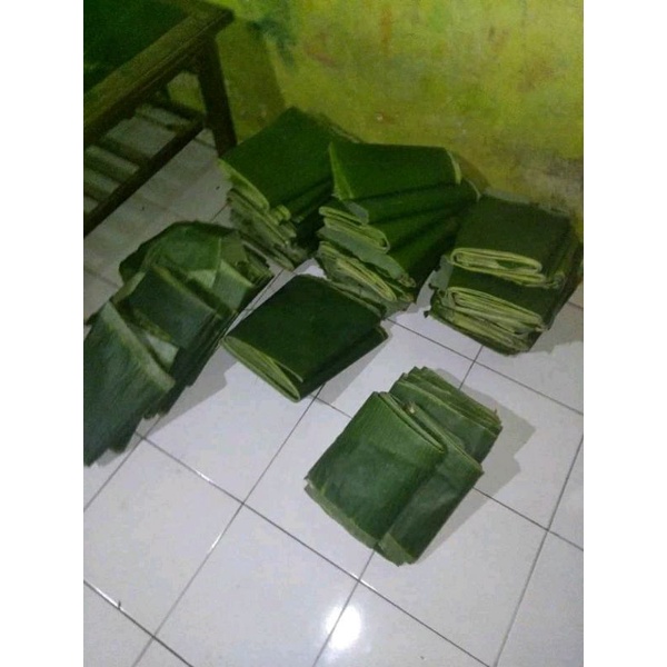 

Daun pisang batu pembungkus makanan