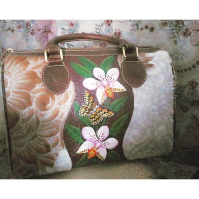 

Tas handmade lukis dari kulit kambing