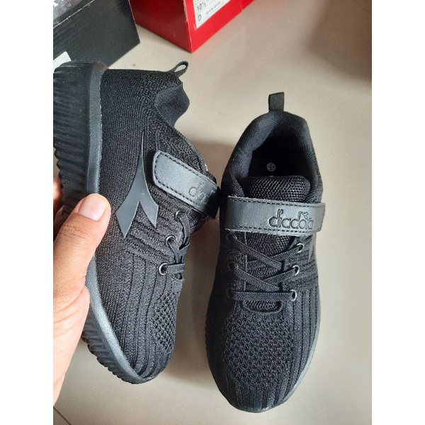 Sepatu Diadora anak full hitamTulio