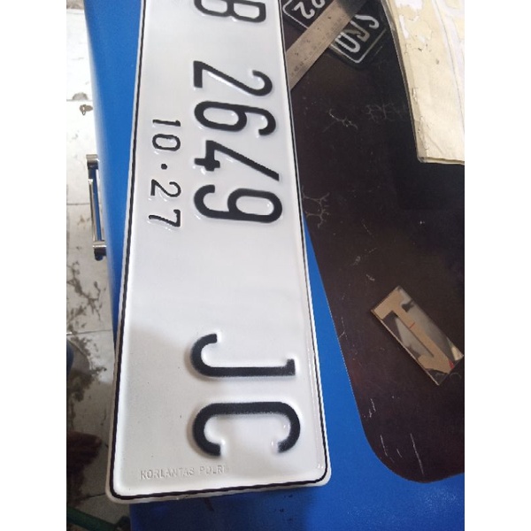 Plat MOBIL PUTIH + LOGO korpol  2pcs/sepasang rapih