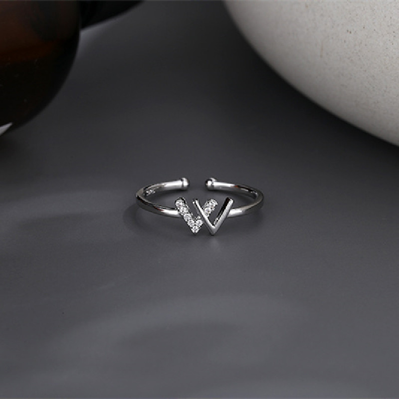 Cincin Model Terbuka Bahan Alloy Warna Silver Desain Huruf W Hias Berlian Imitasi Adjustable Untuk Wanita