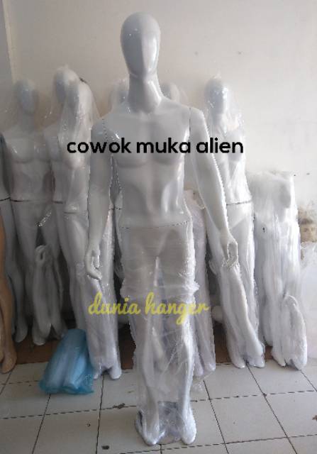 Manekin full body alien wanita dan pria dewasa